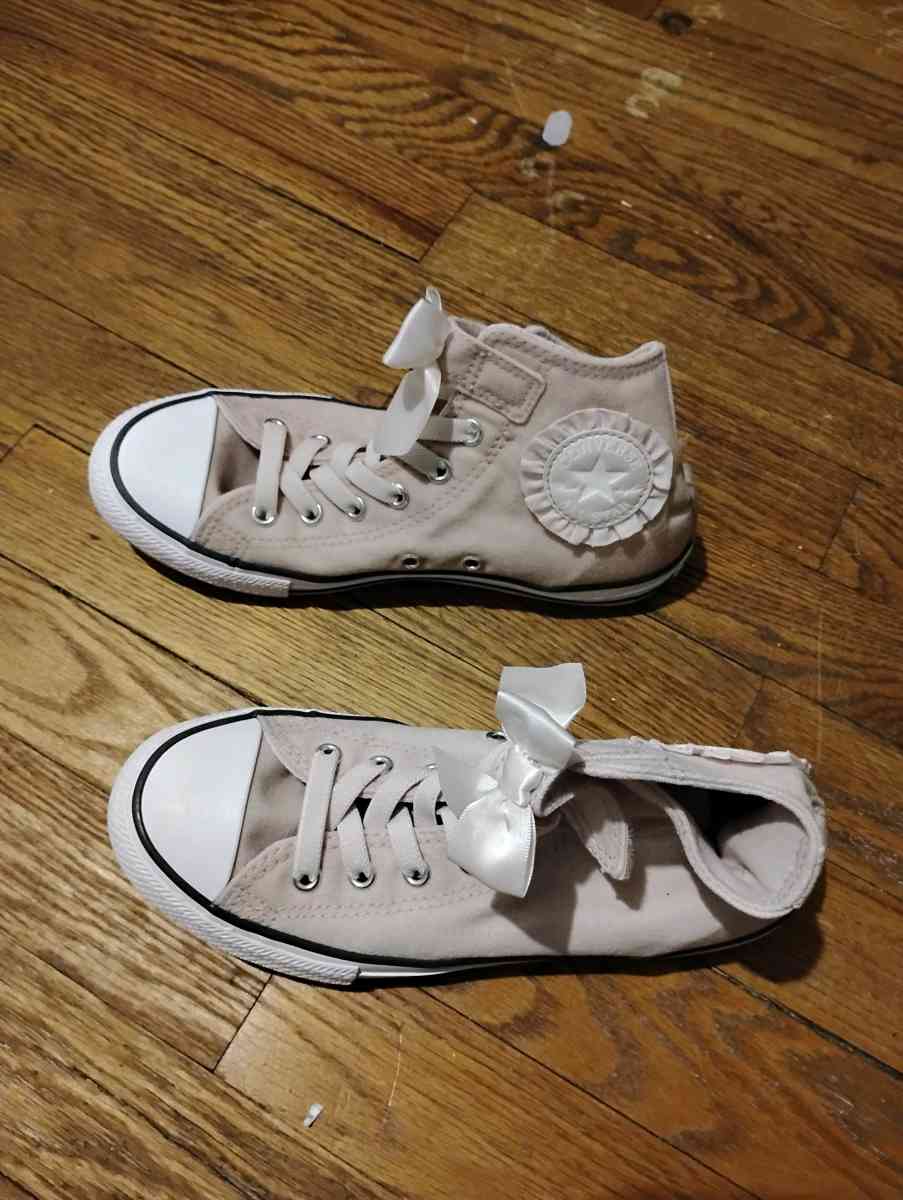 pink converse Chuck Taylor with a bow tie