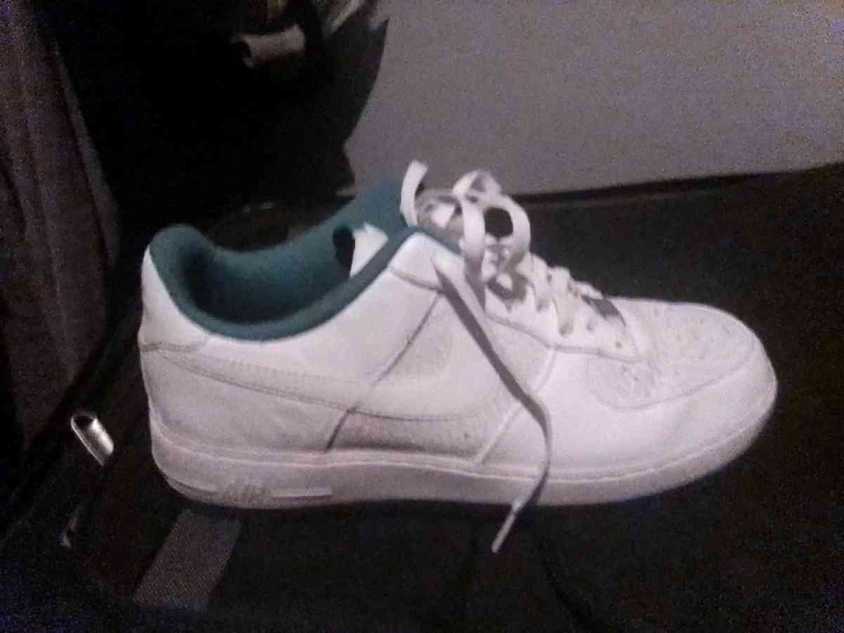 mens Nike tennis shoes size 11