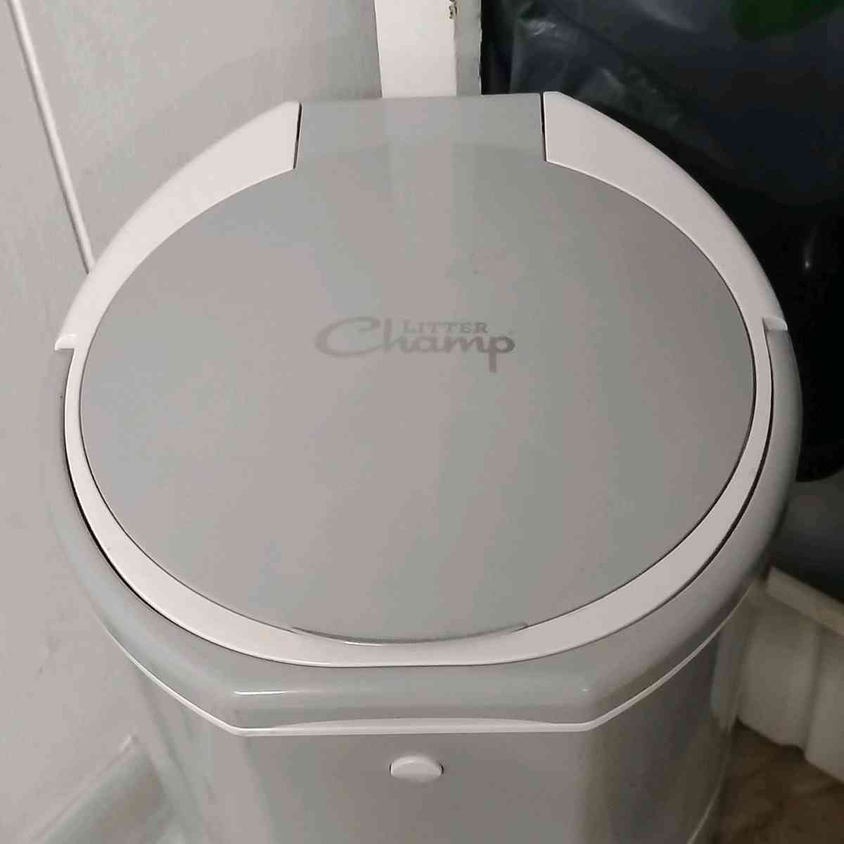 litter champ and 2 boxes of replacement bags