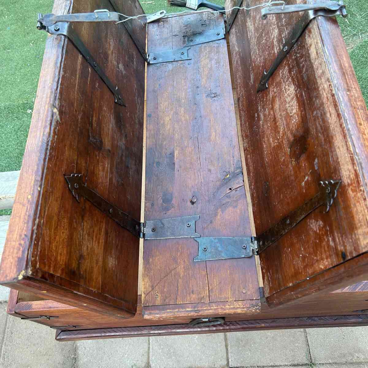 Vintage coffee table andor storage box