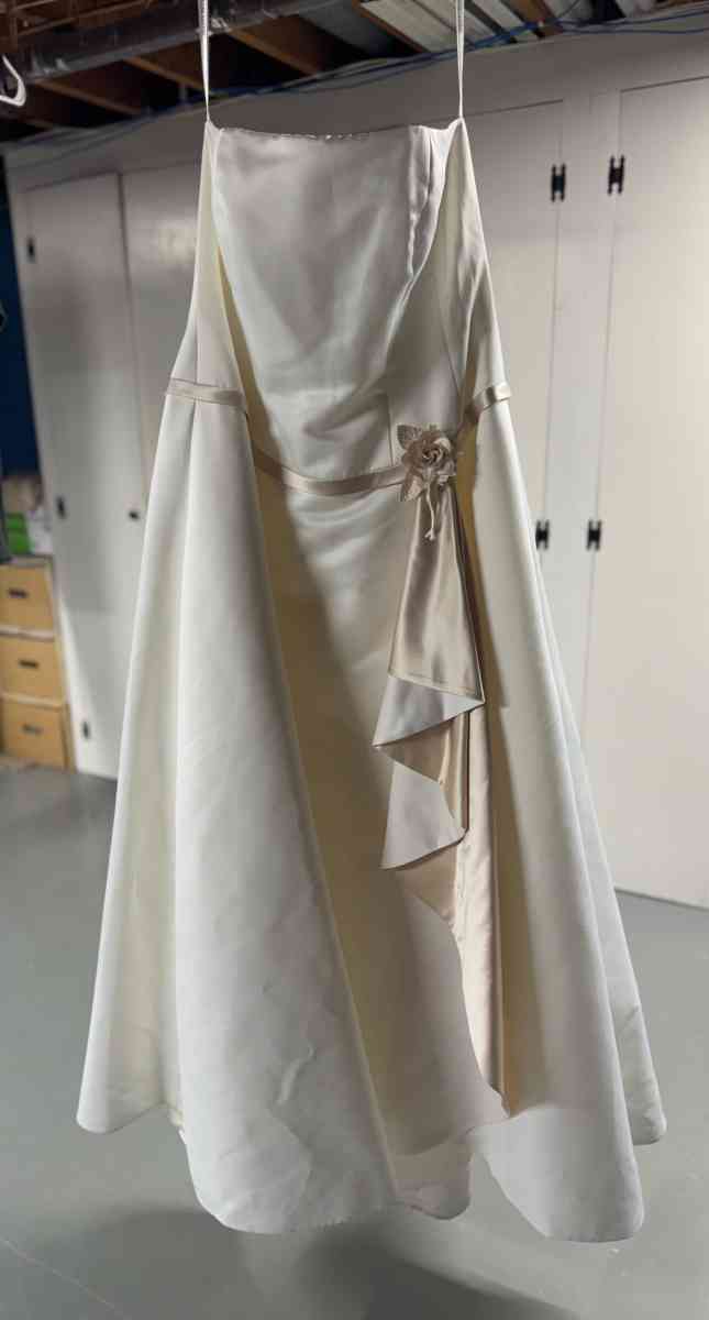 Davids Bridal wedding gown 18W