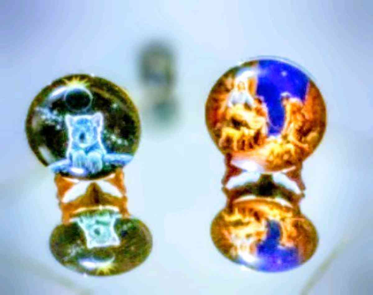 two collectible plates 5 a piece