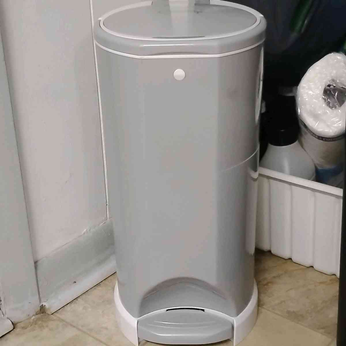 litter champ and 2 boxes of replacement bags