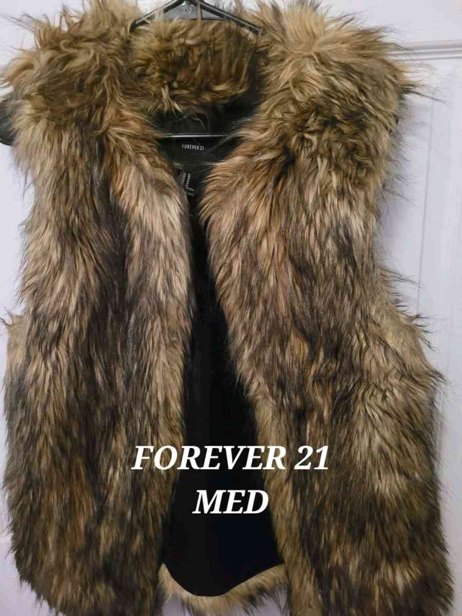 White Faux fur vest size 3x