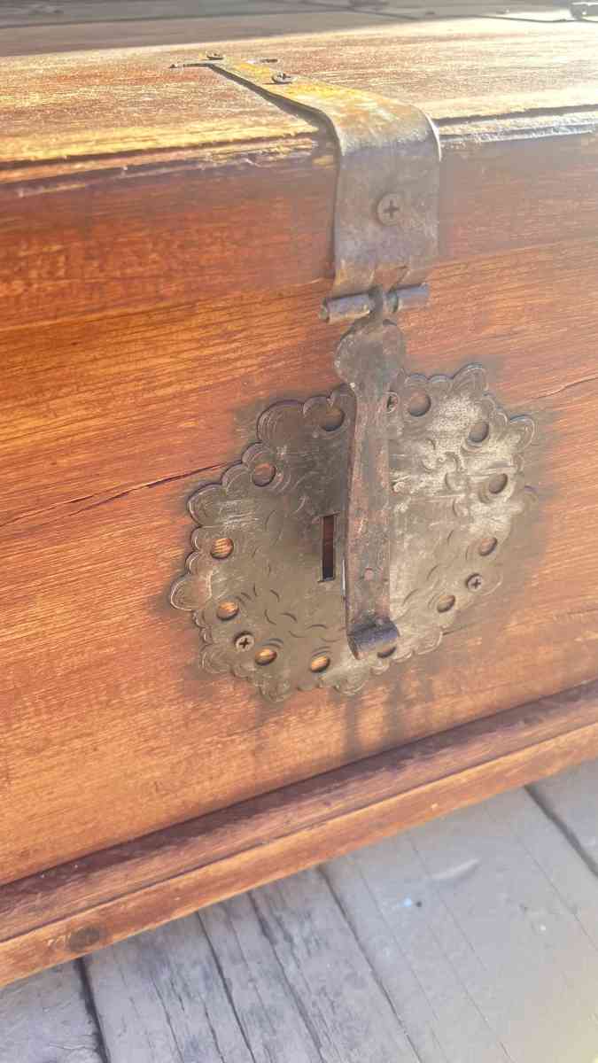 Vintage coffee table andor storage box