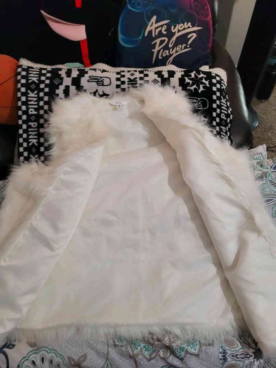 White Faux fur vest size 3x