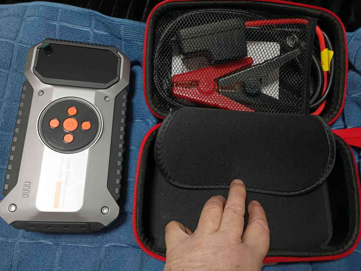 New 4000AMP Rechargable Jump StarterTire Inflator Combo