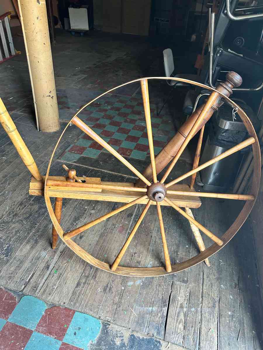 antique 43 inch great spinning wheel