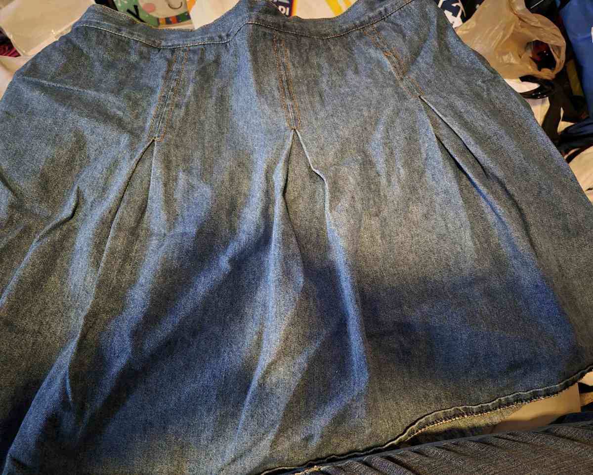 LIKE NEW Diana Marco Jean skort size 14