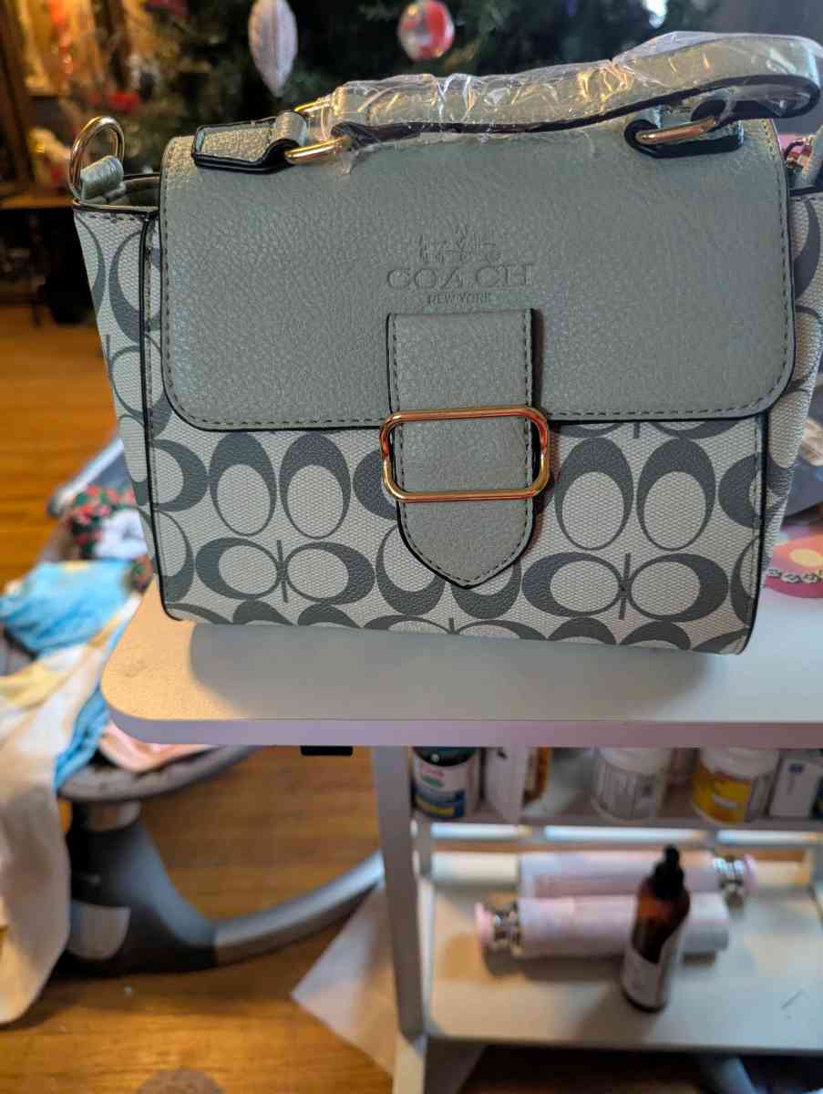 purse bundle get a free designer winter hat or 25 in free pr - Addieville, Illinois - FleaMarketBay