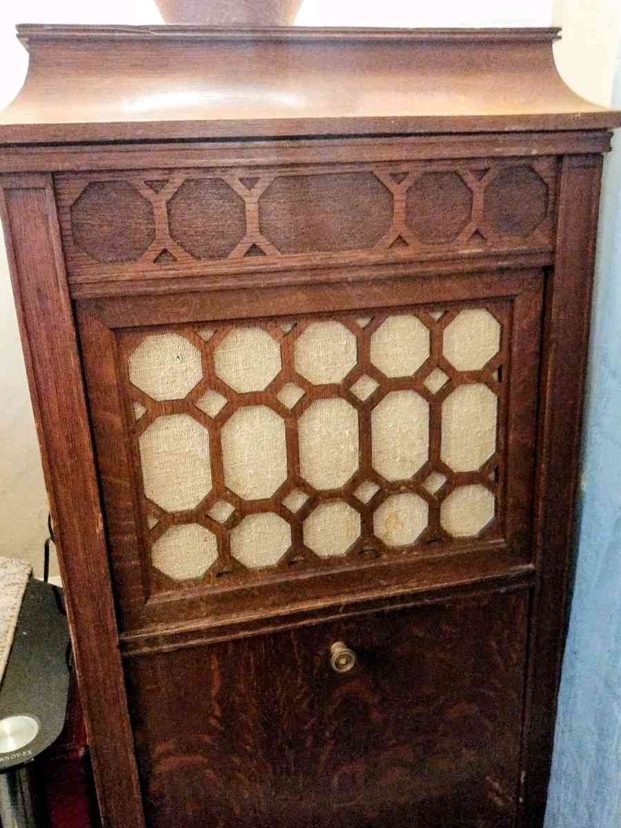 a1916Thomas Edison disc phonograph with 35 records that come