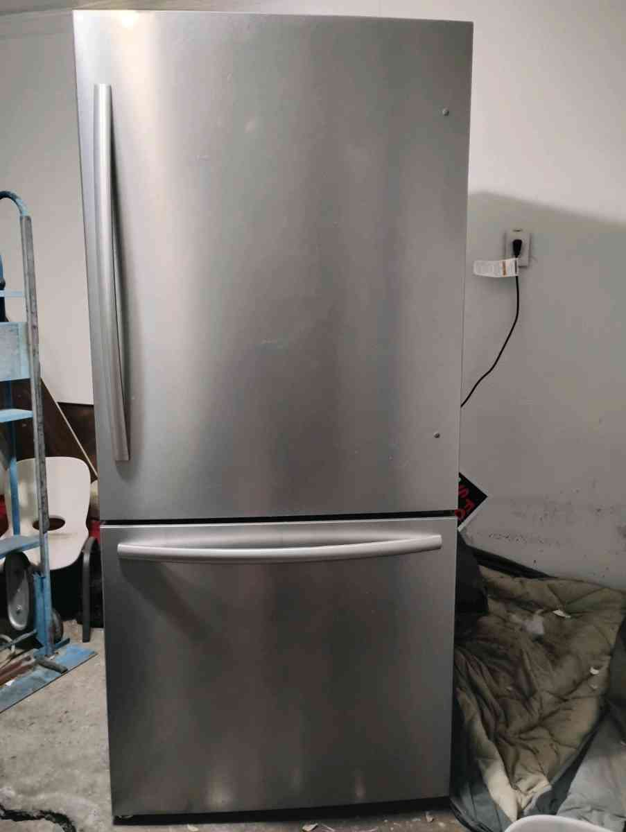 2025 Hisense Mora bottom freezer refrigerator