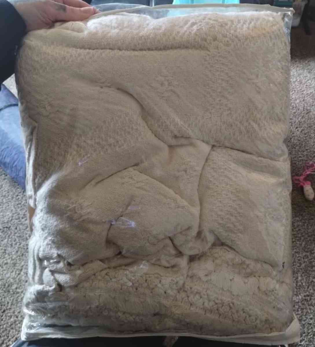 Twin size classic Elegance bed spread