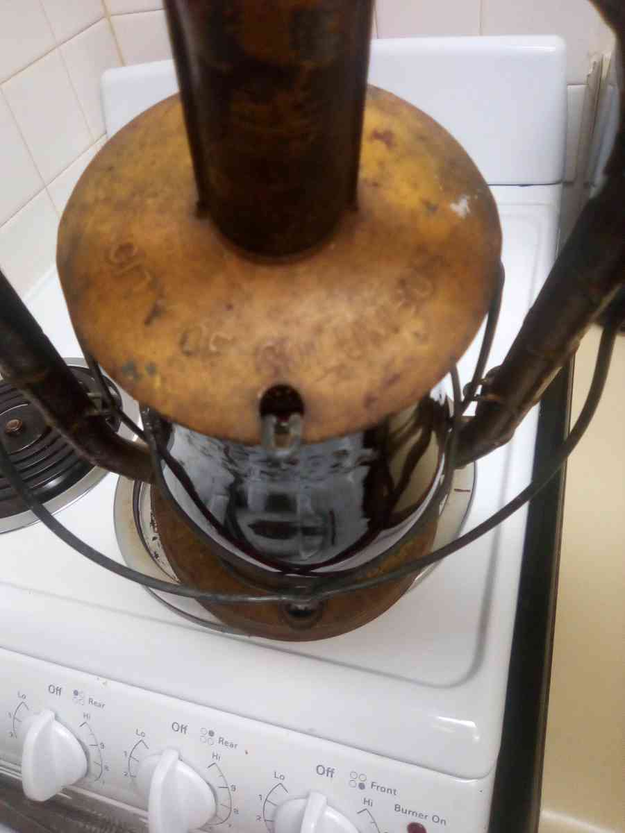 1885 monarch 15in yellow with red globe oil lamp