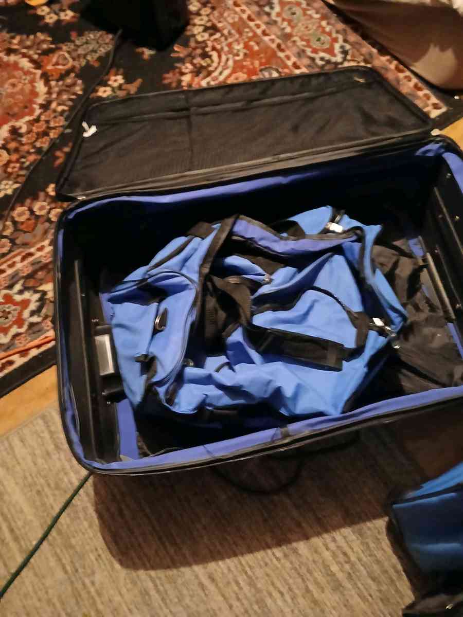 5 peice luggage set color blue with red stripe on front