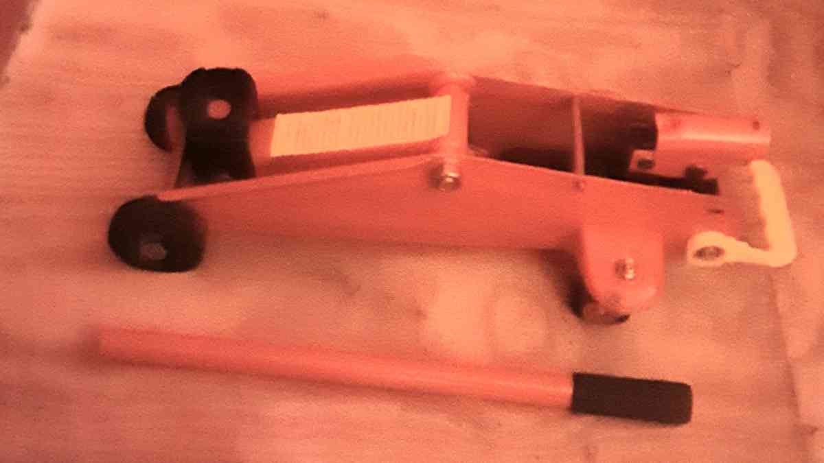 orange steel manual lift jack - Lawrenceburg, Indiana - FleaMarketBay