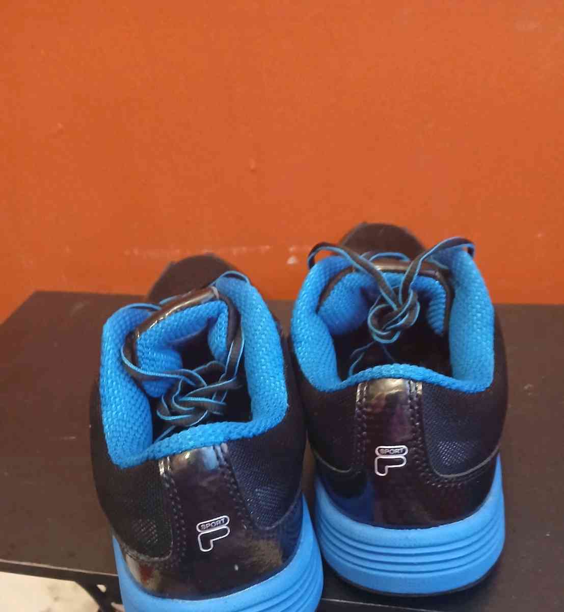 Fila black and blue tennis shoes size 7 men