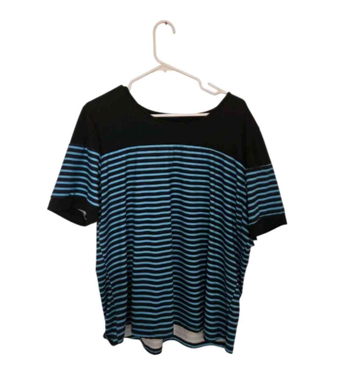 Womens 2xl top - Winnsboro, Louisiana - FleaMarketBay