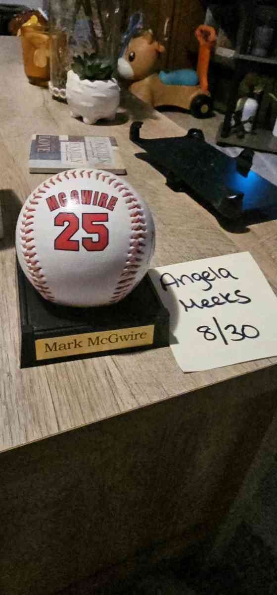 Mark McGwire Replica Signature Baseball w Card