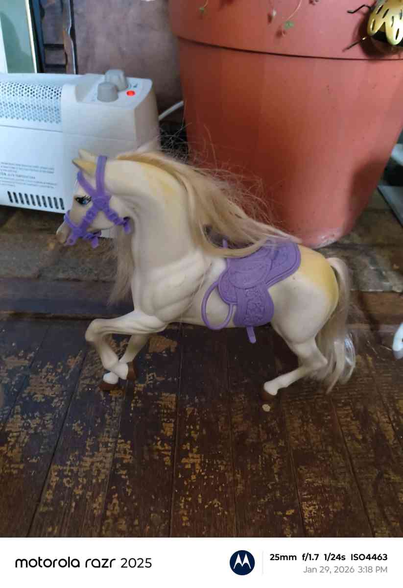 90s White horse with purple saddle