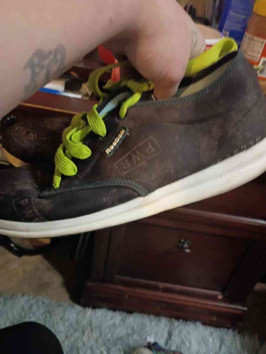 womans Reebok tennis shoes