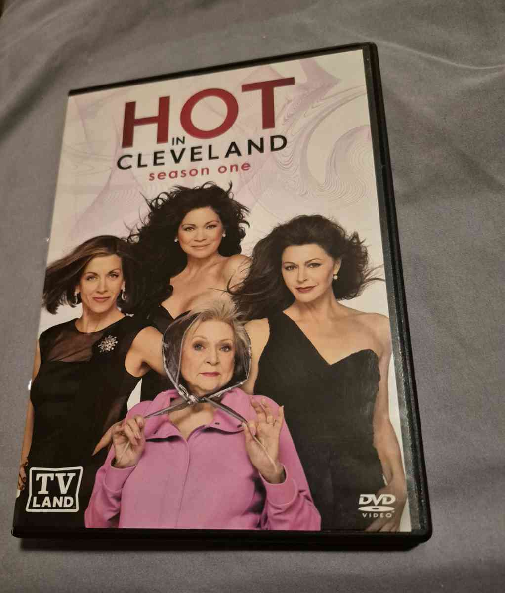 USED GOOD CONDITION Hot In Cleveland Season One DVD