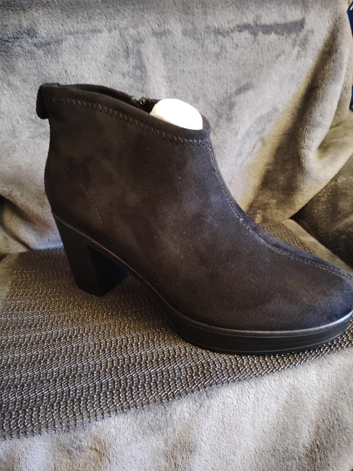 Hawk well Women's Suede Arch Support Side Zipper black Size 9 - Virginia Beach, Virginia - FleaMarketBay