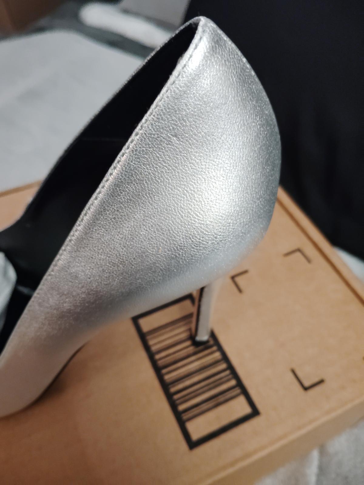Ted Baker Women's Ryal Bow Court Pump silver size 8 to 8.5 - Virginia Beach, Virginia - FleaMarketBay