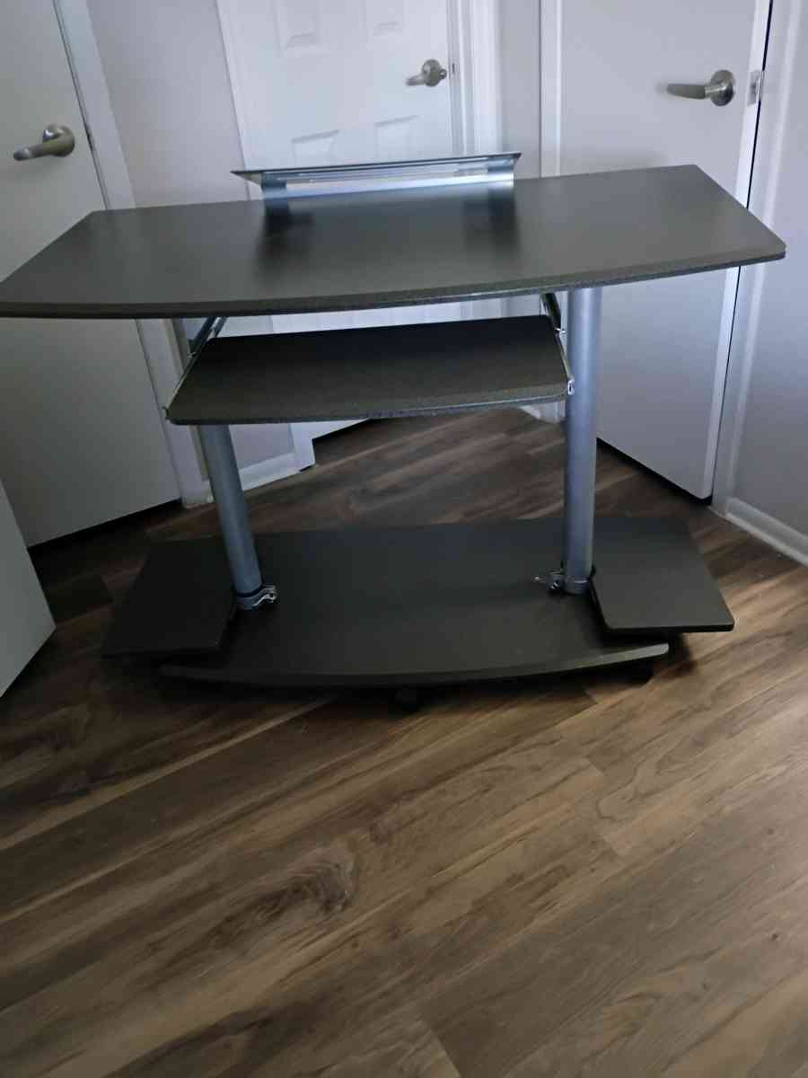 Computer desk 47inch width  27 inch high