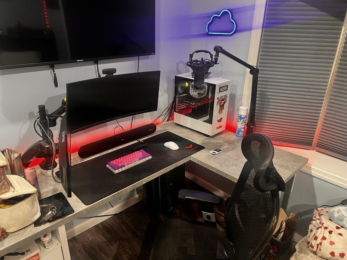Full PC setup PC monitor keyboard mouse mouse pad microphone - Atlanta, New York
