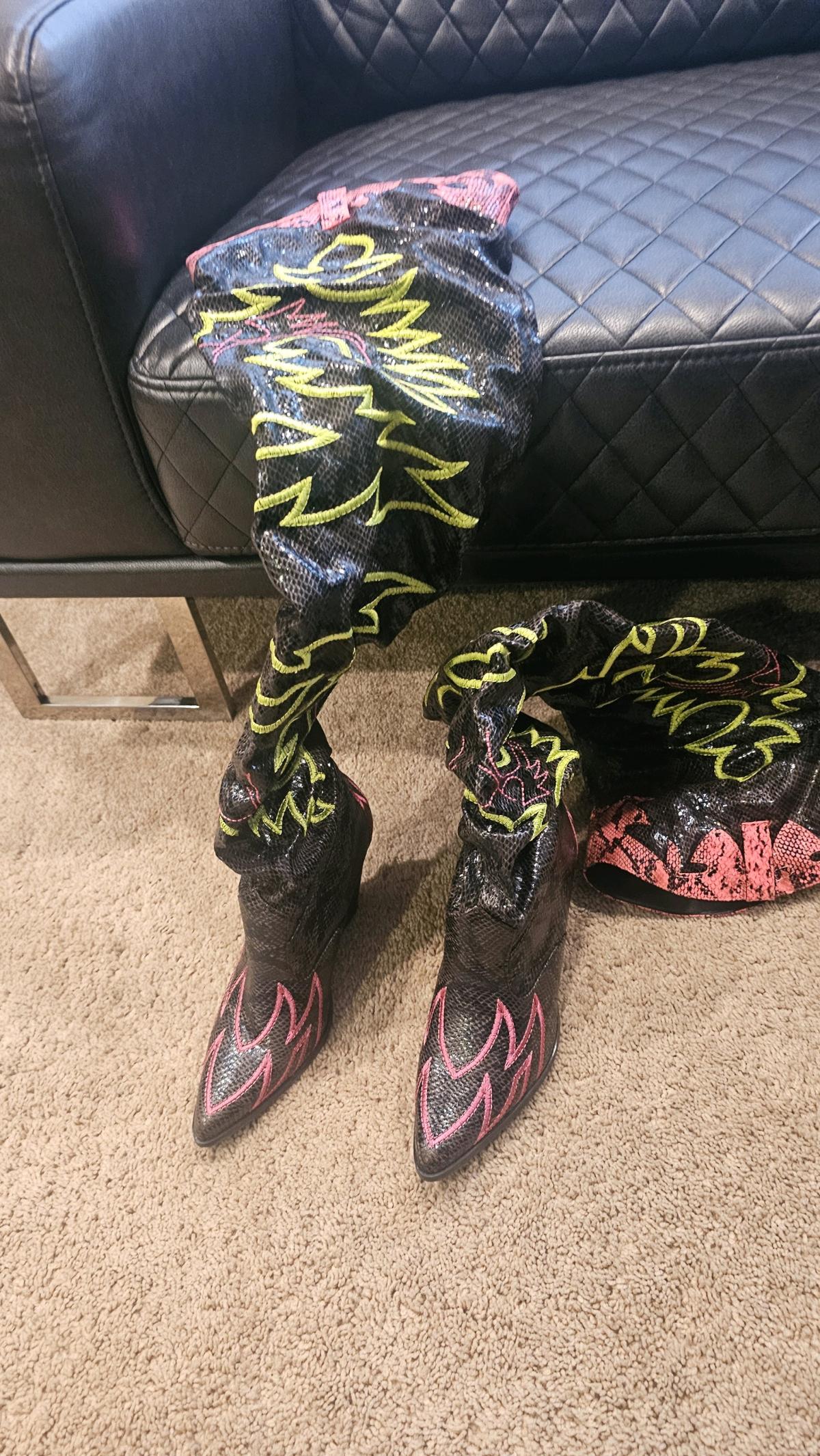 over the knee boots - South Pekin, Illinois - FleaMarketBay