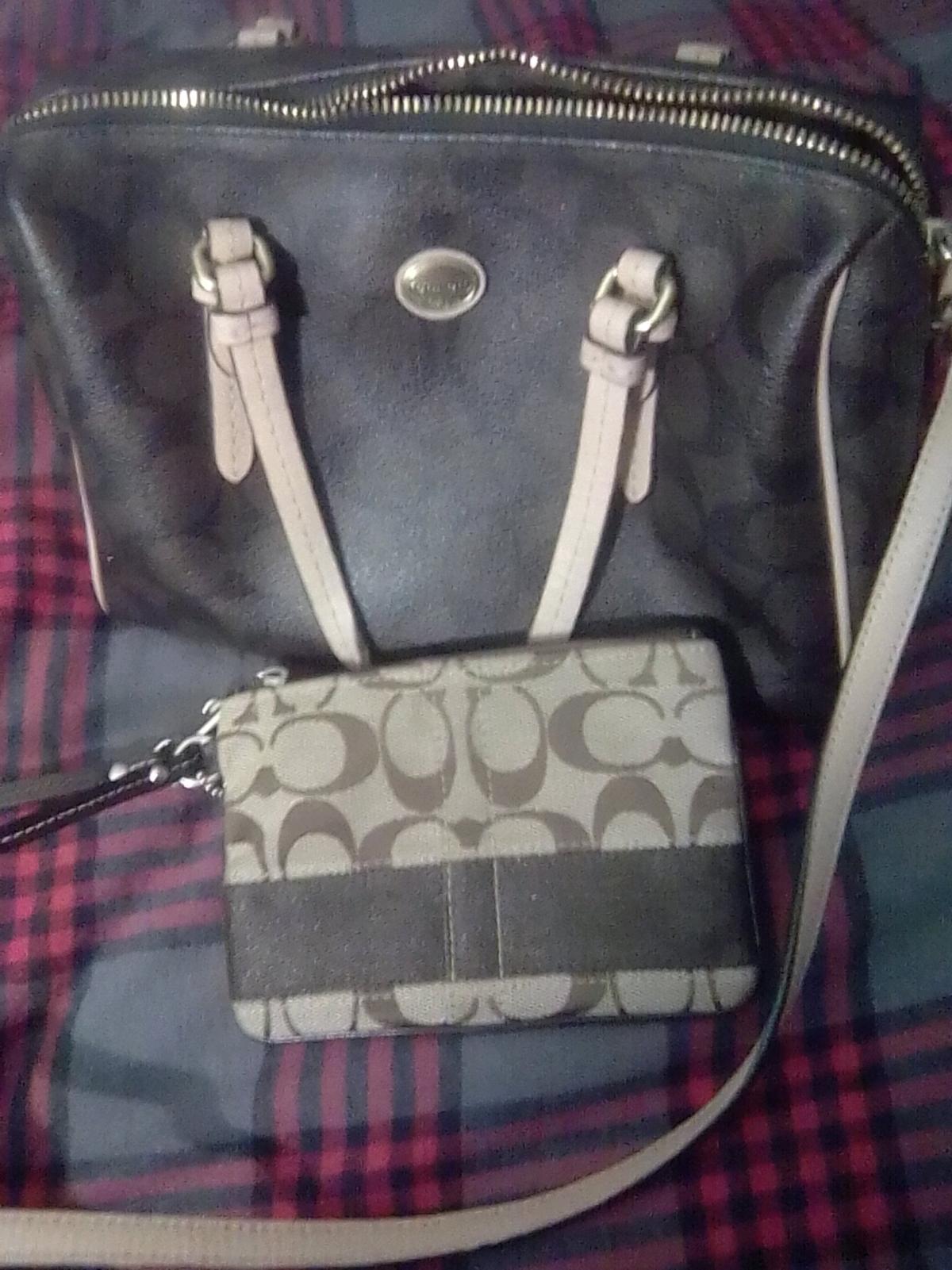 bag coach wallet - Cleveland, Ohio - FleaMarketBay