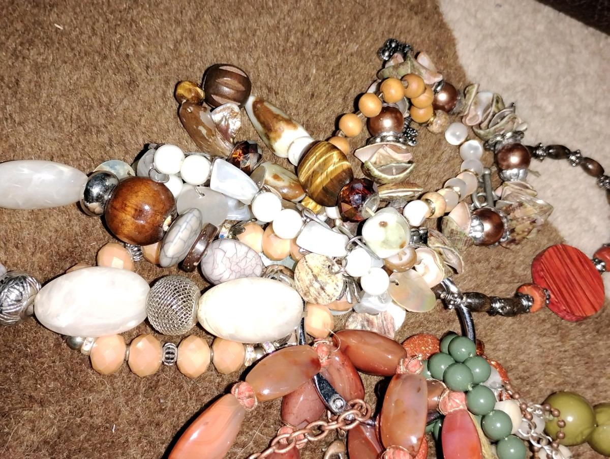 lot of jewlery