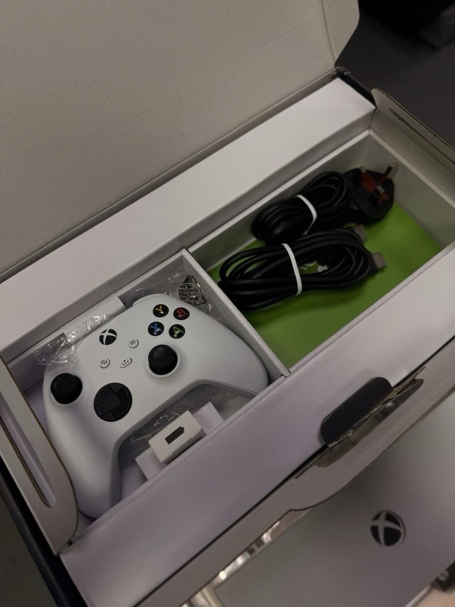 Microsoft Xbox Series X 1TB SSD Home Console 2 Games 2 Contr - Coupeville, Washington - FleaMarketBay