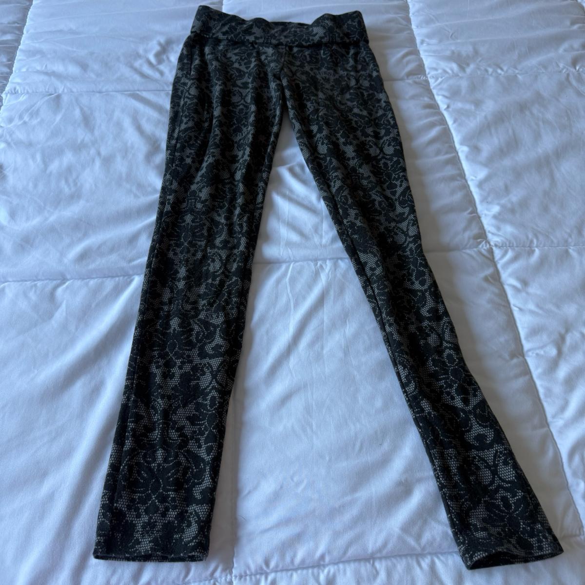 GUESS Black Lace Print Stretch Leggings  Slim Fit PullOn Pan