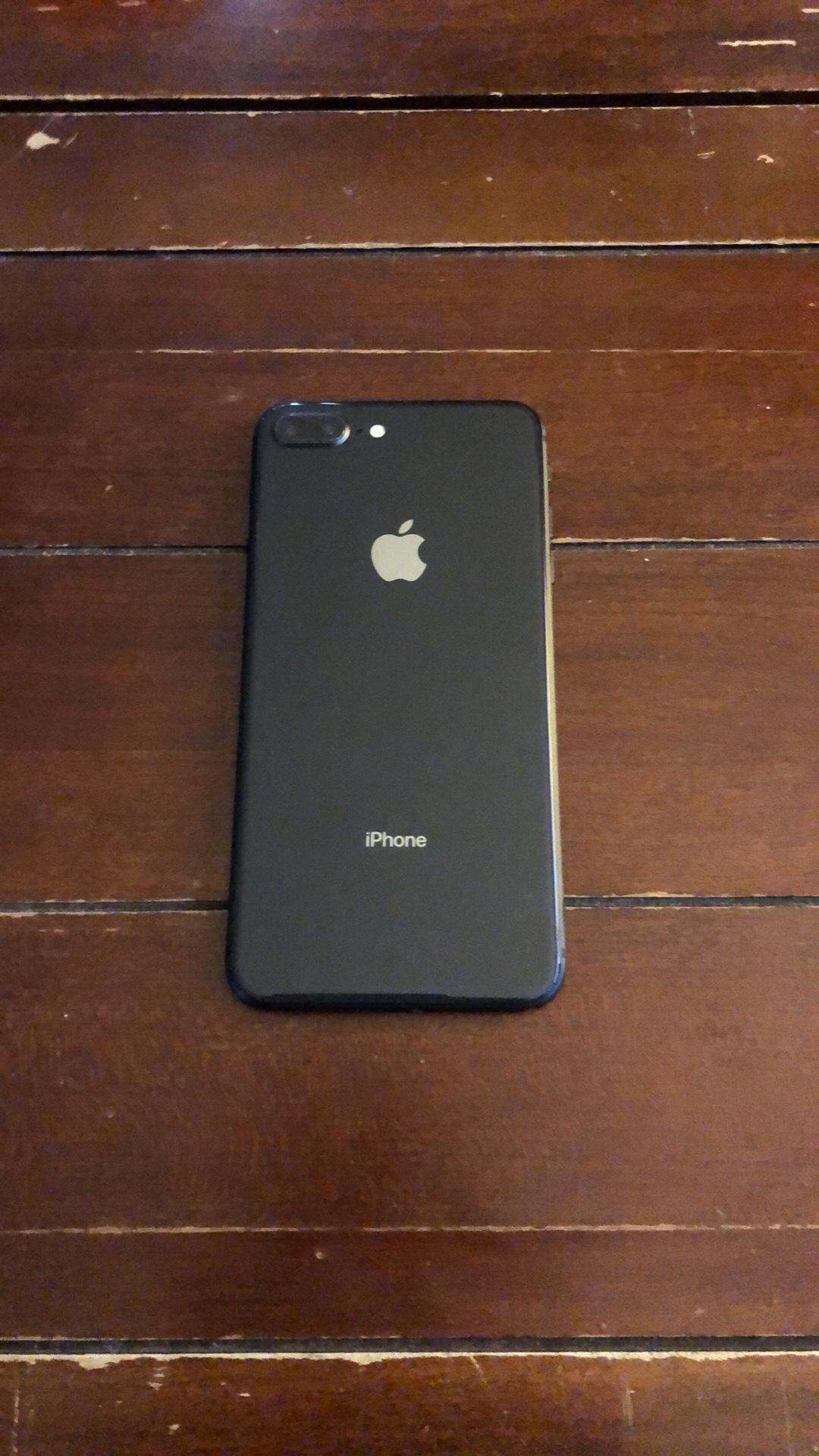 iPhone 8 w Charger - Hesperia, California - FleaMarketBay