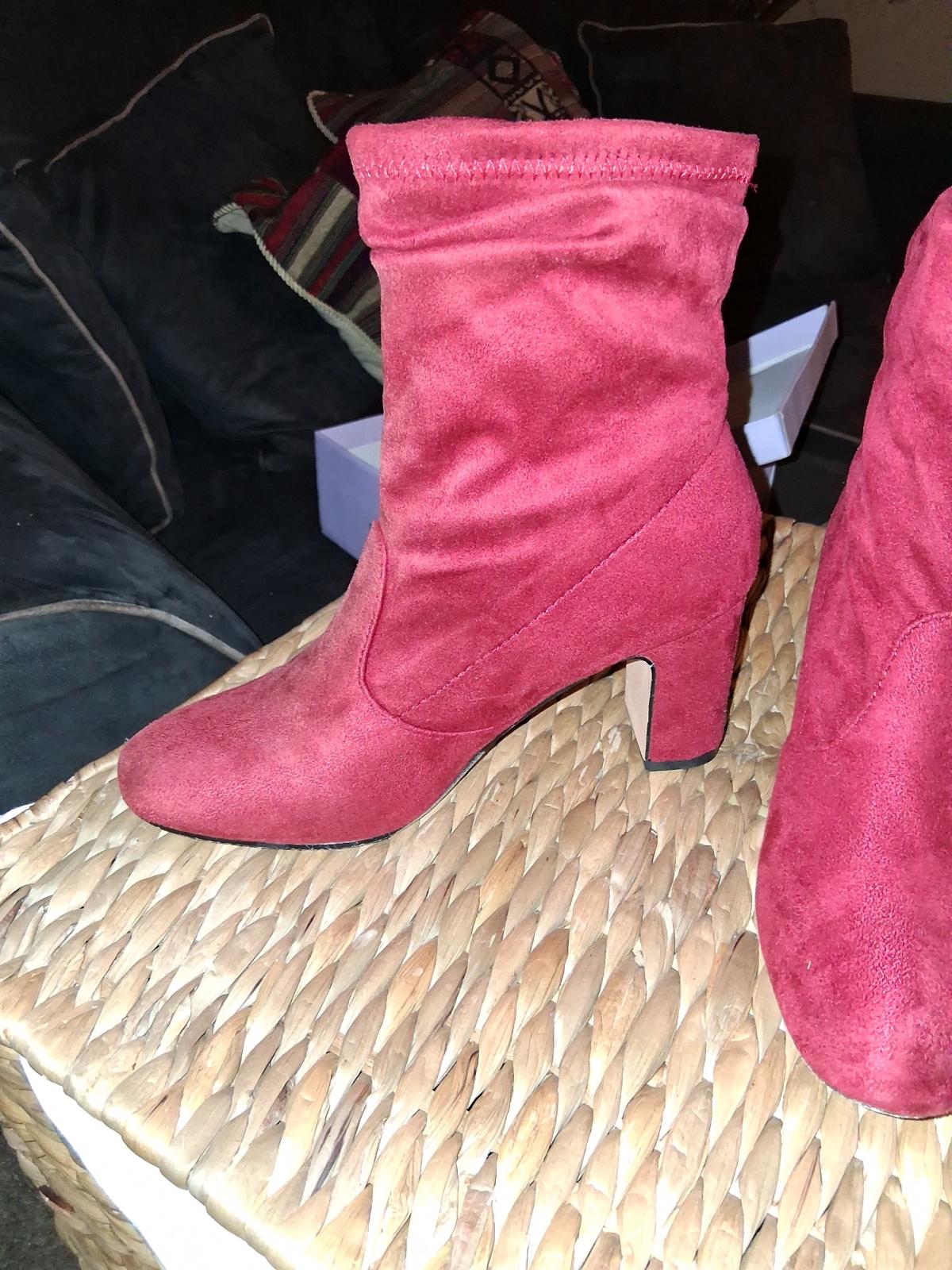 red boots - Belmont, North Carolina - FleaMarketBay