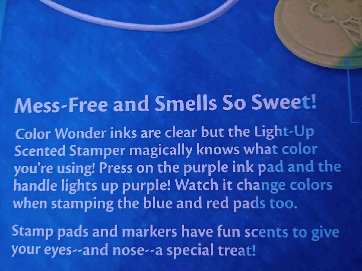 BRAND NEW CRAYOLA Scented MessFree LightUp Stamper Station