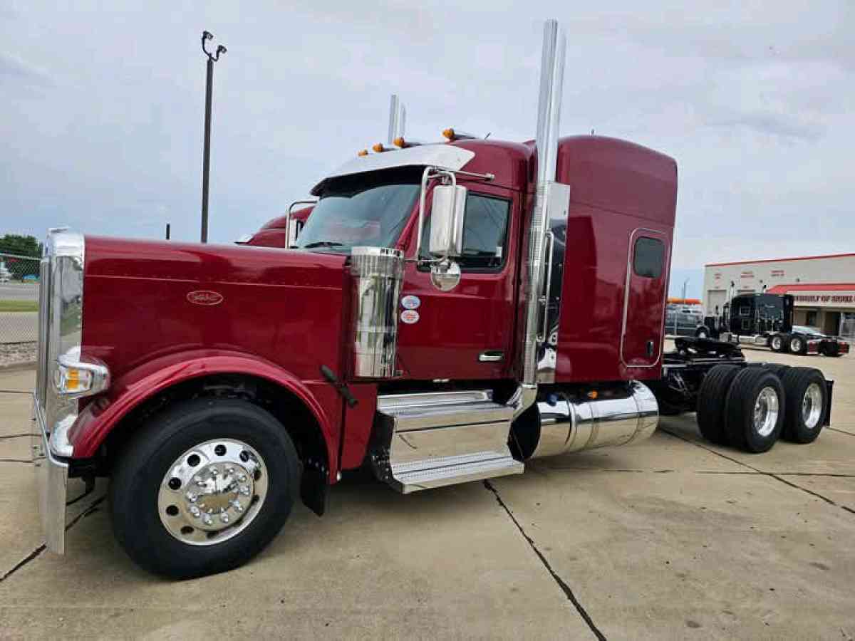 2025 PETERBILT 589