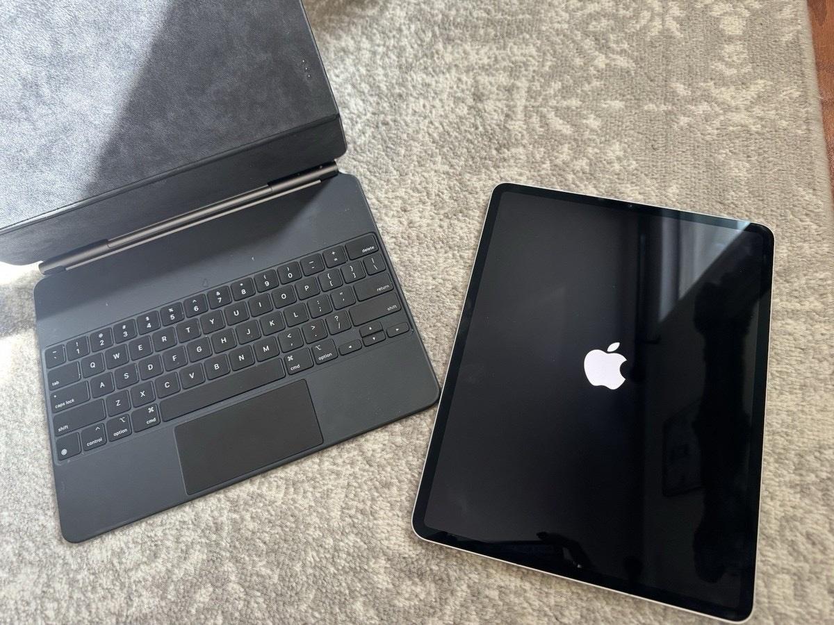 iPad Pro 129 6th Gen M2 512GB WiFiCellular w Magic Keyboard - Adams, New York - FleaMarketBay