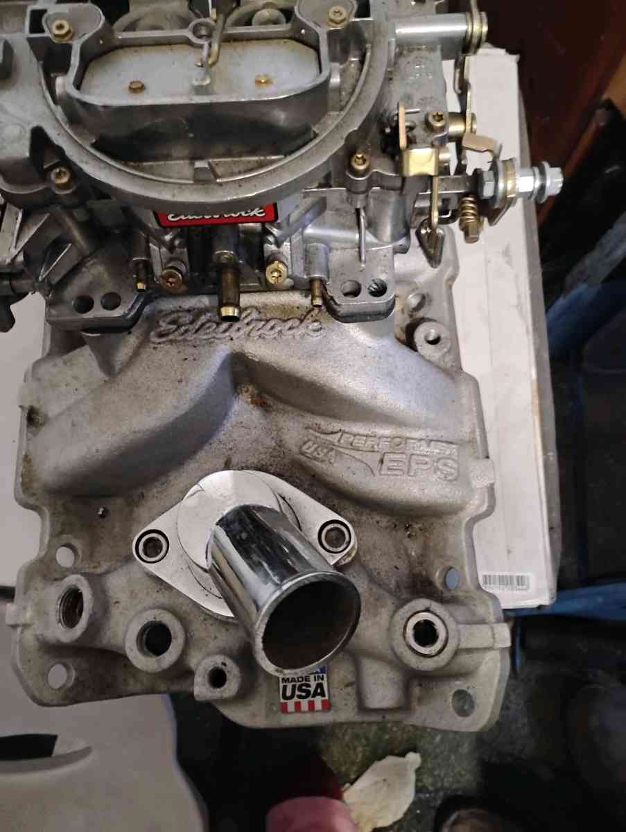 Edelbrock 1405 carburetor mounted on an Edelbrock Performer