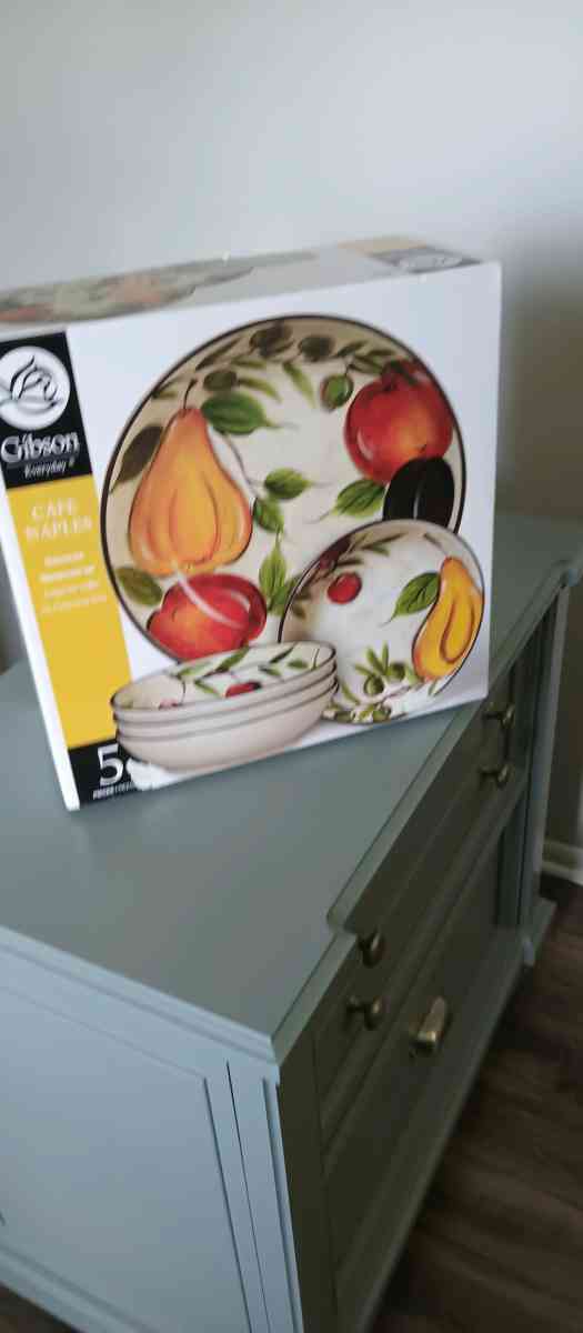 Gibson dinnerware set of 5 pieces brand new