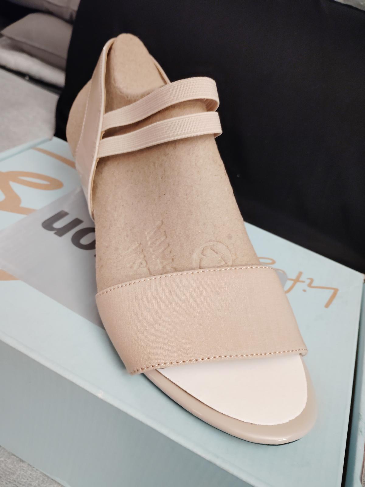 Life Stride Women's Yolo Ankle Strap Wedge Sandals beige size 8.5