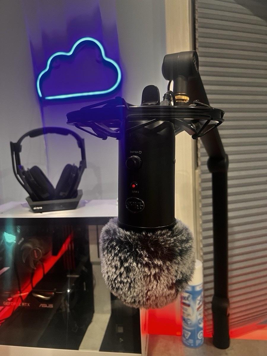 Full PC setup PC monitor keyboard mouse mouse pad microphone - Atlanta, New York - FleaMarketBay