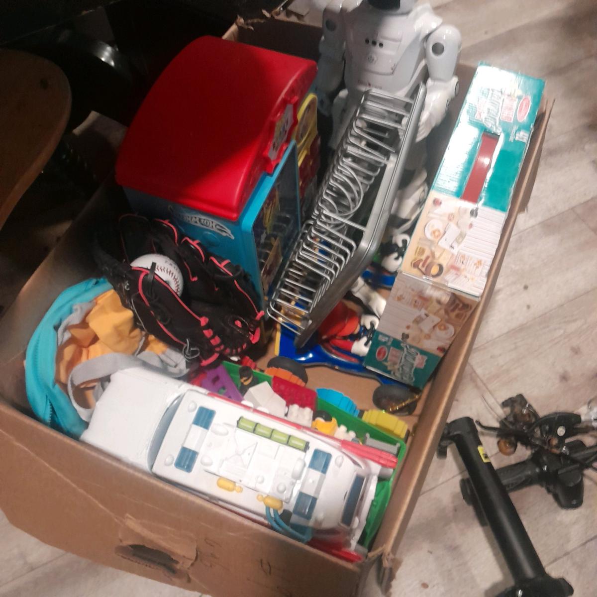 misc toys and books - Everett, Washington - FleaMarketBay