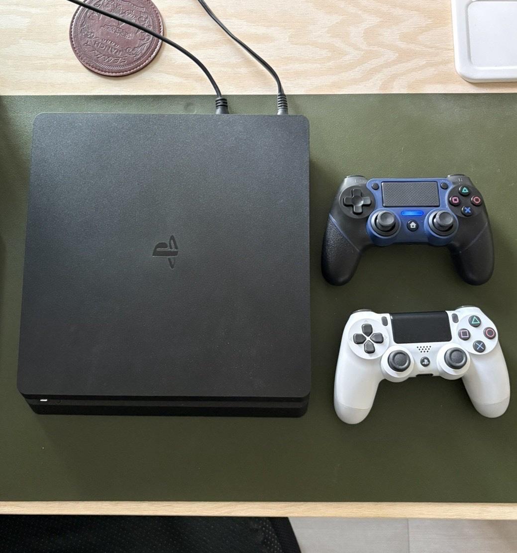 Sony Playstation 4 500GB Black Console PS4 W 2 Controllers - Adams, New York - FleaMarketBay