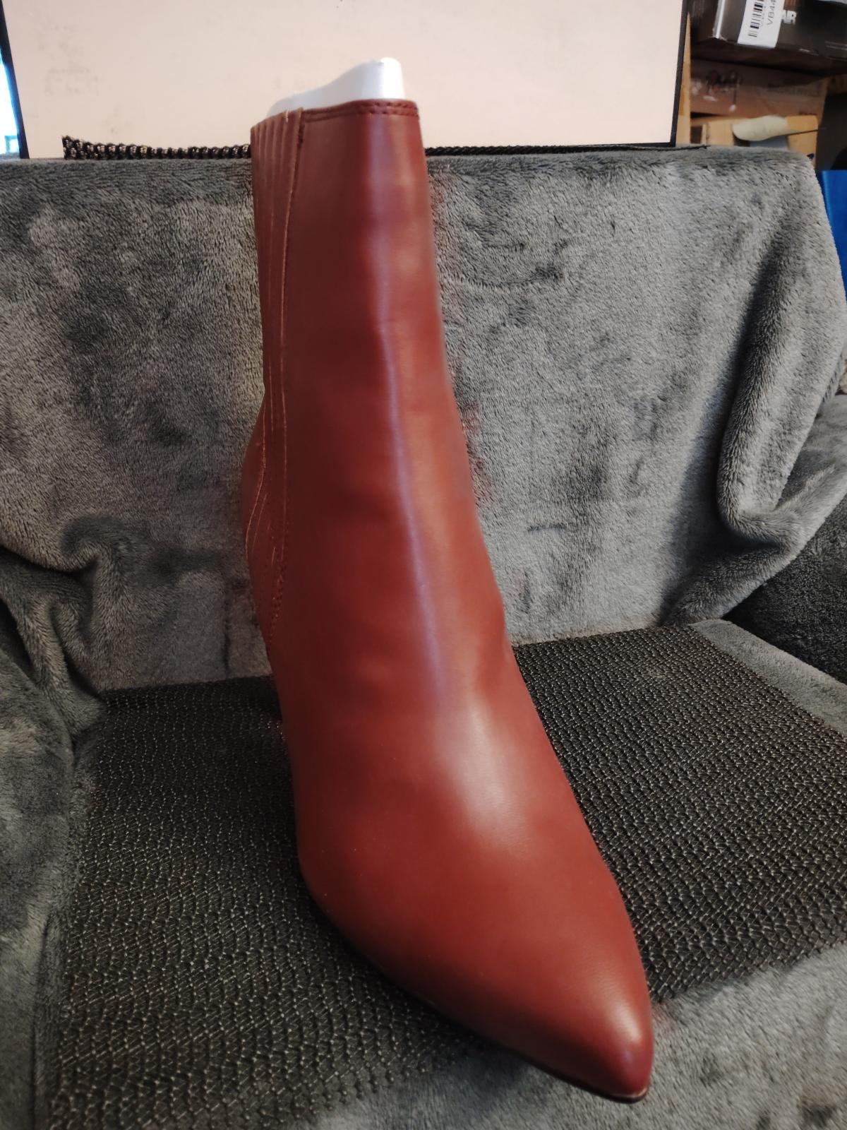 BCBGeneration Women's Kalia Fashion Boot, Burgundy,9.5 - Virginia Beach, Virginia - FleaMarketBay