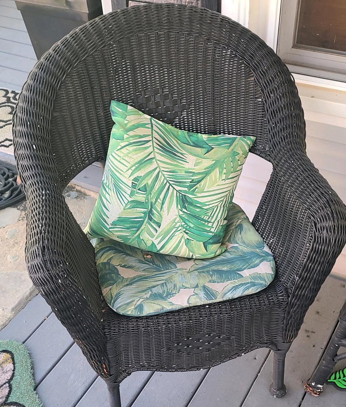 wicker chairs and table - Carlton, Georgia - FleaMarketBay