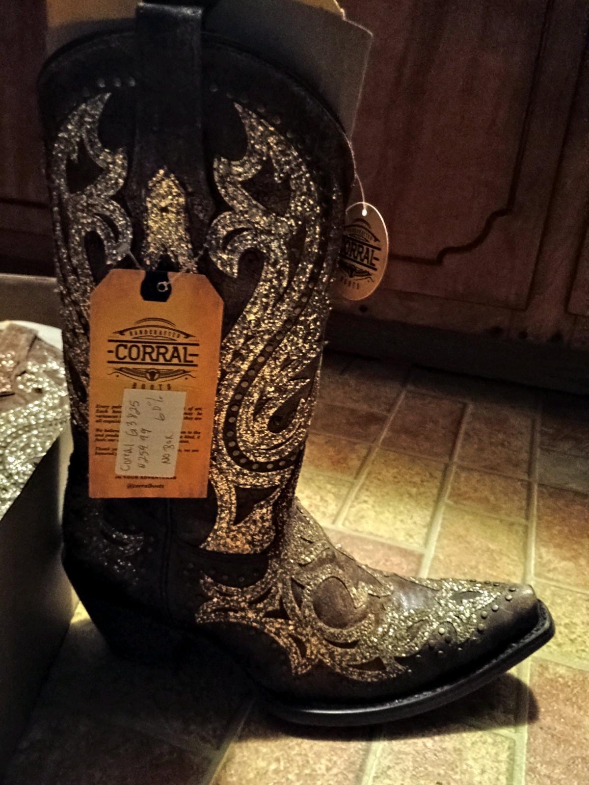 coraral boots size 9 - Cleveland, Texas - FleaMarketBay