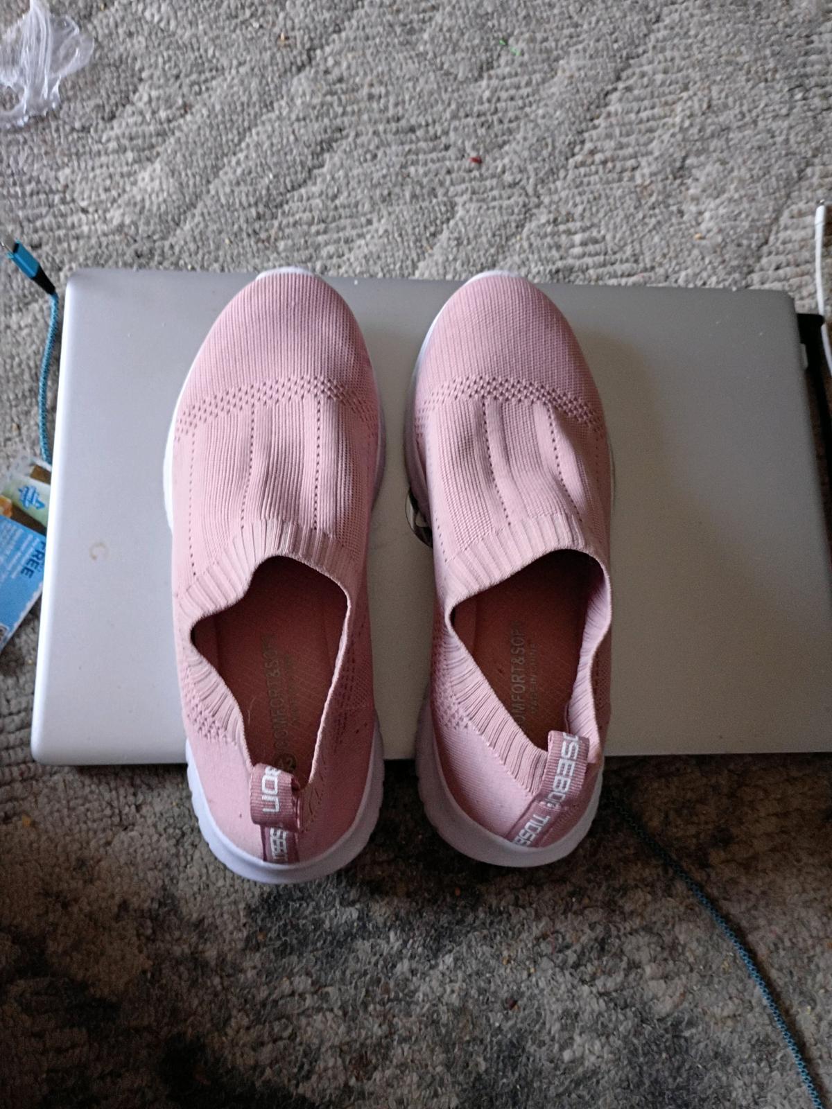 Womens sneakers - Winnebago, Illinois - FleaMarketBay